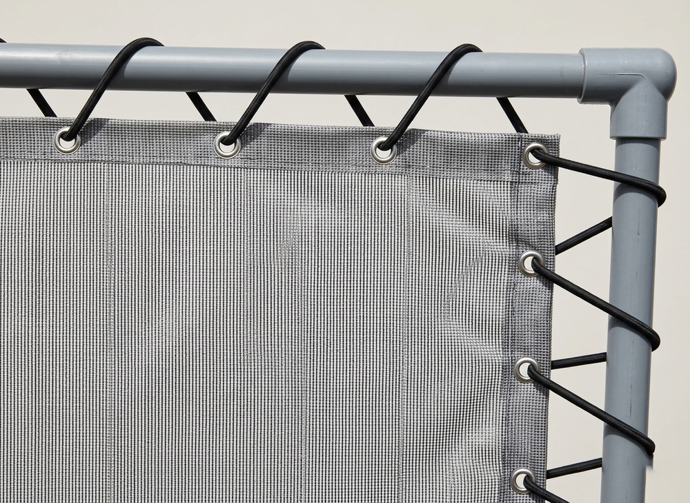 Toepassingsfoto rond elastisch touw in spandoekframe, bevestigen spandoek met elastiek