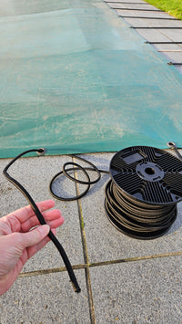 Toepassingsfoto zwart elastisch touw voor herstellen elastiek zwembadzeil