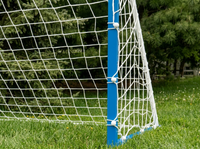Voelbalnet vastmaken aan goalframe met spanelastiek met bol