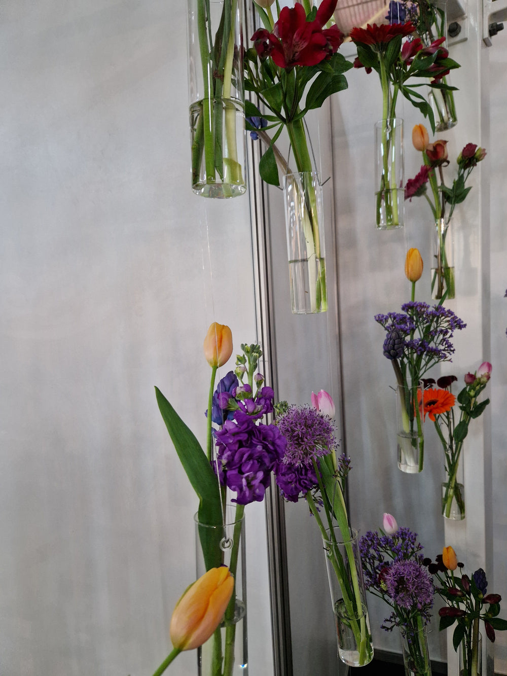 Etalagedraad toepassingsfoto onzichtbare decoratie draad met hangende bloem vaasjes op een beursstand