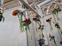 Etalagedraad toepassingsfoto onzichtbare decoratie draad met hangende bloem vaasjes op een beursstand