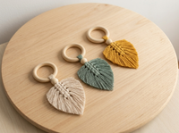 Macramé  katoentouw veren met houten ring en kralen