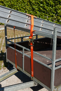 Spanband met ratel voor vastleggen van ladder op aanhanger, toepassingsfoto